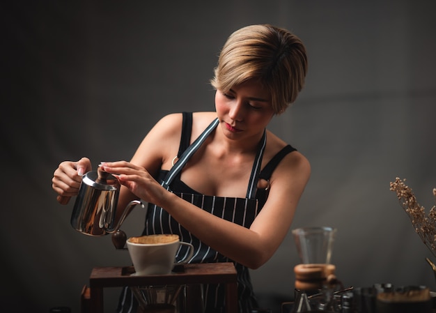 Professioneller barista, der kaffee zubereitet