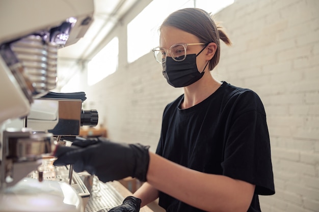 Professioneller Barista macht frischen Latte zum Mitnehmen