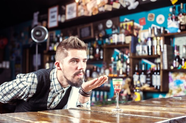 Foto professioneller barkeeper beendet seine kreation im nachtclub intensiv