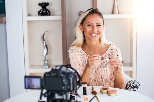 Professioneller Beauty-Vlogger beim Live-Make-up-Tutorial