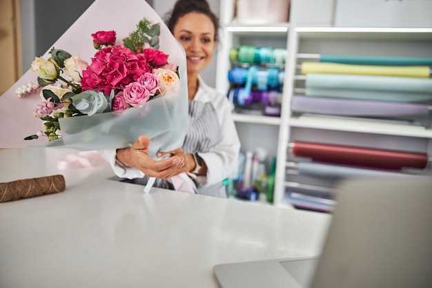 Professioneller Blumenladenassistent mit einem schönen Blumenstrauß