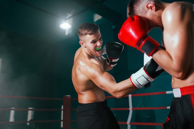 Professioneller Boxer beim Boxring-Boxtraining