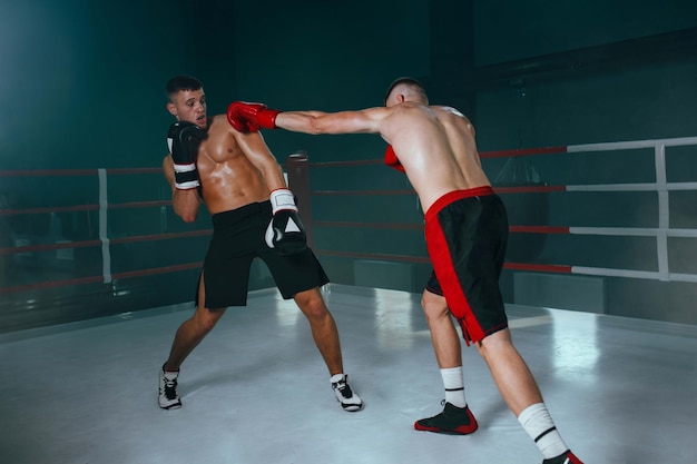 Professioneller Boxer beim Boxring-Boxtraining