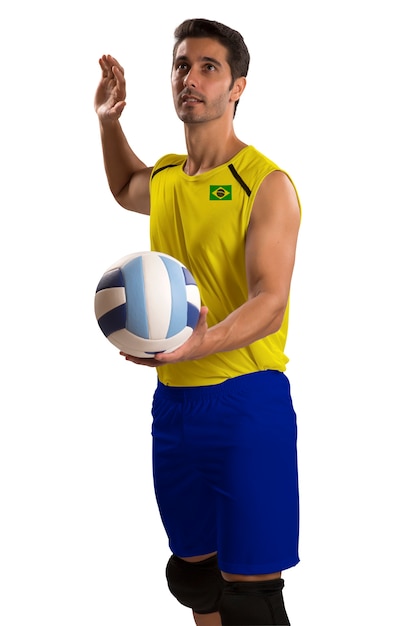 Professioneller brasilianischer Volleyballspieler mit Ball. Auf weißem Raum isoliert.