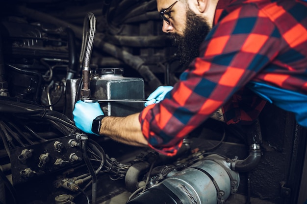 Professioneller Busmechaniker, der im Fahrzeugreparaturservice arbeitet.