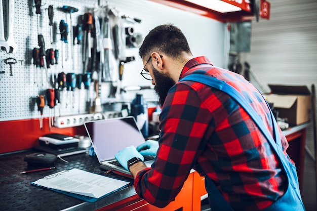 Professioneller Busmechaniker, der im Fahrzeugreparaturservice arbeitet.