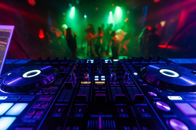 Professioneller DJ-Mixer-Controller zum Mischen von Musik in einem Nachtclub