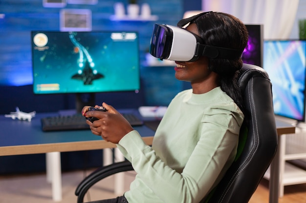 Professioneller E-Sport-Player mit VR-Headset über drahtlosen Joystick. Virtuelle Weltraum-Shooter-Spielmeisterschaft im Cyberspace, eSports-Spieler, die während des Spielturniers auf dem PC auftreten.