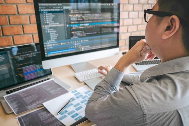 Professioneller Entwickler-Programmierer, der an einem Software-Website-Design und einer Codierungstechnologie arbeitet und Codes und Datenbanken im Büro des Unternehmens schreibt. Globale Cyber-Verbindungstechnologie