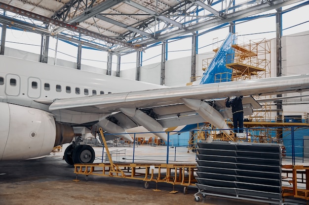 Professioneller Flugzeugklärungsservice im großen Hangar