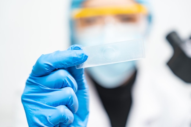 Professioneller Forscher, der ein Mikroskop im Wissenschaftschemielabor verwendet, Medizintechnik für Biologie oder Mikrobiologie, Medizin, Entdeckung, wissenschaftliche Ausrüstung für Experimente im Krankenhauslabor