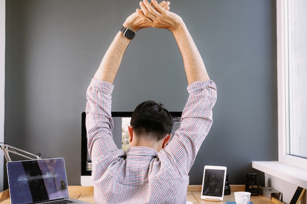 Professioneller Fotograf, der Fotos bearbeitet