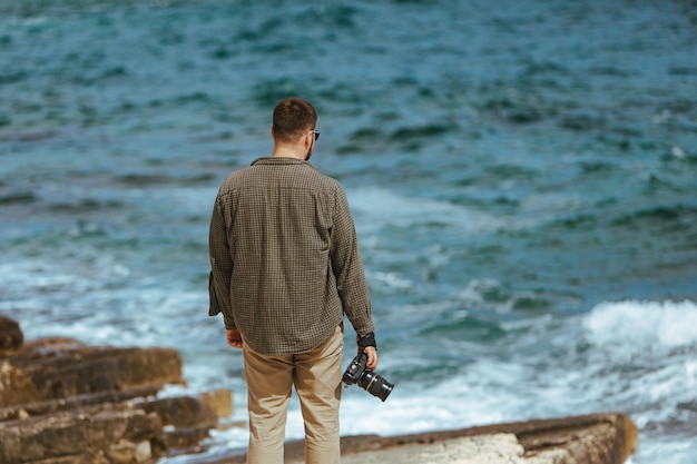 Professioneller Fotograf, der Meereslandschaften fotografiert