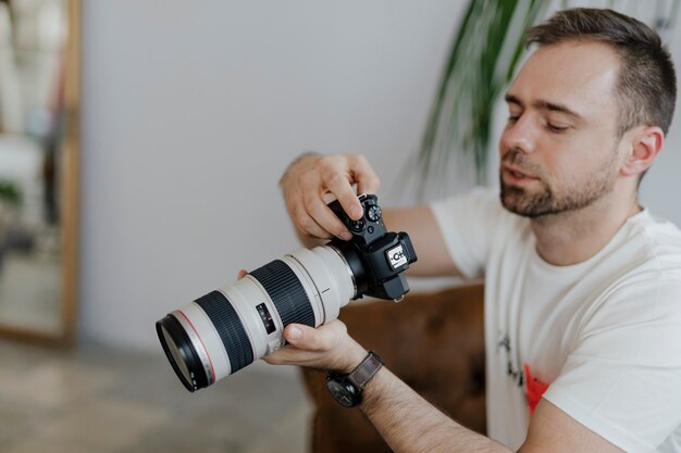 Professioneller Fotograf, der zu Hause fotografiert