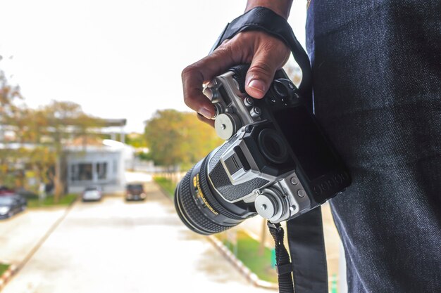 Professioneller Fotograf konzentriert sich und setzt seine Leidenschaft für die Fotografie fort