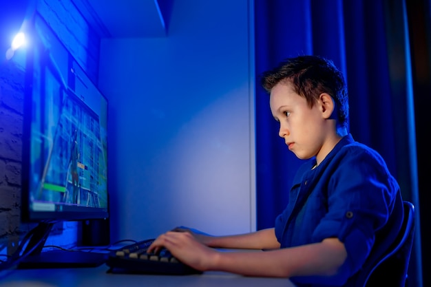 Professioneller Gamer im Teenageralter. Junge spielt Videospiele. Süchtig nach Videospielen zu Hause.