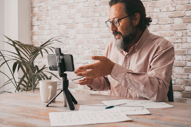 Professioneller Geschäftsmann beschäftigt mit Videoanruf-Erklärung Moderner Smart-Working-Konzept-Lifestyle zu Hause Geschäftsmann zeichnet Online-Inhalte für Social-Media-Job-Kanäle auf Mit Handy-Verbindung