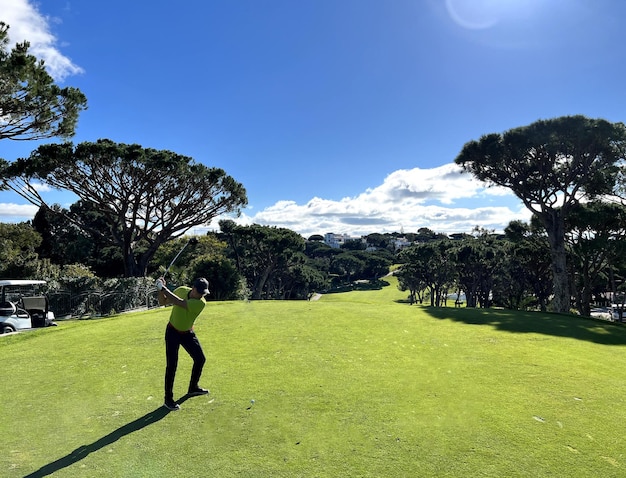 Professioneller Golfer vom Abschlag des Fahrers auf dem Golfplatz abgeschlagen