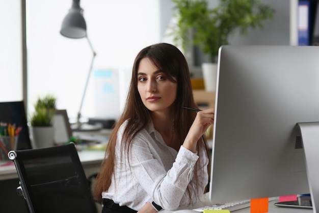 Professioneller Grafikdesigner bei der Arbeit