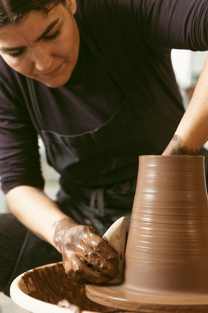 Professioneller Handwerkerjob in der Werkstatt