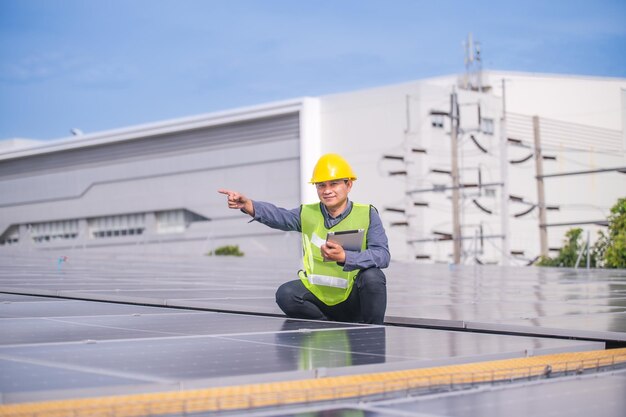 Professioneller Ingenieur für Solarenergie, der im Solarkraftwerk arbeitet