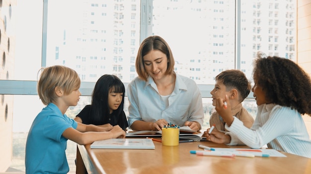 Professioneller kaukasischer Lehrer erzählt Geschichten an vielfältige Schüler Erudition