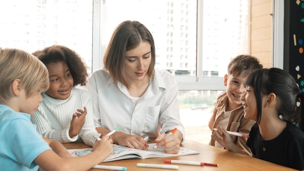 Professioneller kaukasischer Lehrer erzählt Geschichten an vielfältige Schüler Erudition