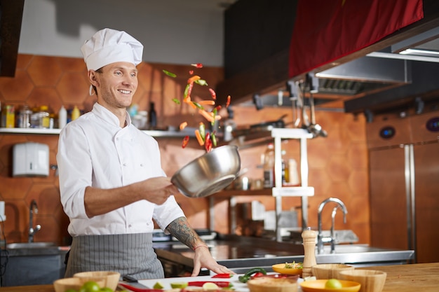 Professioneller Koch, der im Restaurant kocht