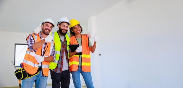 Professioneller Maschinenbauingenieur und Bauteam auf der Baustelle des Hausprojekts Hände treffen sich in Linie Einheits- und Teamwork-Konzept