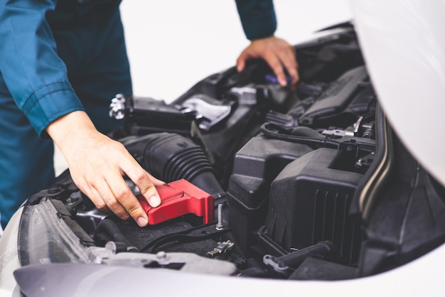 Professioneller Mechaniker, der Autoreparatur- und Wartungsservice anbietet