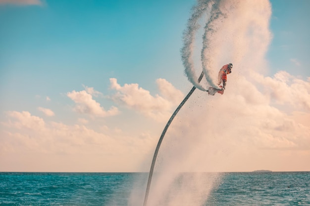 Professioneller Profi-Fly-Board-Fahrer im tropischen Meer Wassersport Hintergrund Outdoor-Sportaktivität