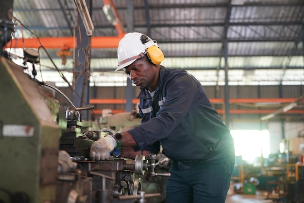 Professioneller Schwerindustriearbeiter in der FabrikMehrere Werte