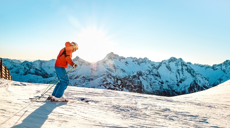 Foto professioneller skifahrer, der bei sonnenuntergang auf französischen alpen ski fährt