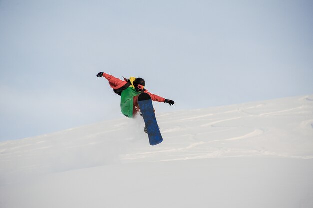 Professioneller Snowboarder, der auf den Pulverschnee springt