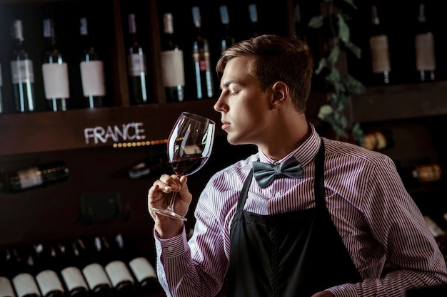 Professioneller sommelier, der den rotwein riecht