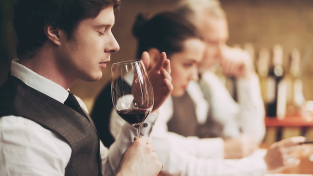 Professioneller Sommelier probiert Rotwein im Restaurant.