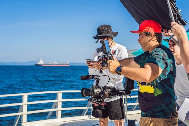 Professioneller Steadicam-Operator verwendet ein 3-Achsen-Kamerastabilisierungssystem an einem kommerziellen Produktionsset