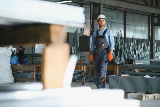 Professioneller Stoffarbeiter Metallverarbeitungsbetrieb Ein Arbeiter in einem Lager für Metallprofile