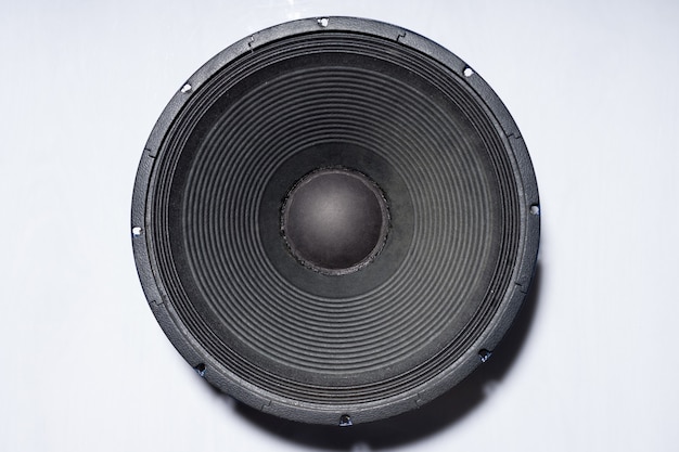 Foto professioneller subwoofer-lautsprecher 18 zoll, auf weiß, isoliert