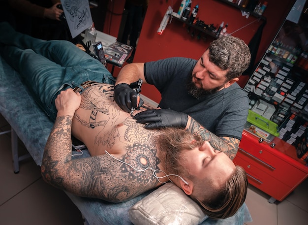 Foto professioneller tätowierer formuliert ein tattoo.