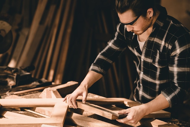 Professioneller Tischler Mann authentisches Handwerk Holzarbeiter Tischler oder Möbelbauer Heimwerkerprojekte Hersteller männlich