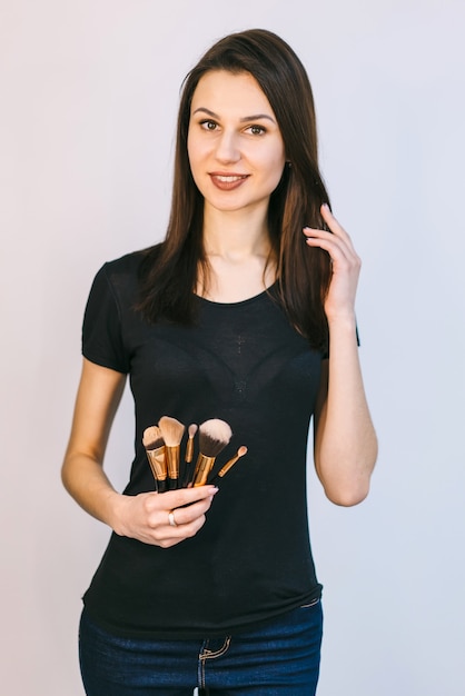 Professioneller Visagist mit Make-up-Pinsel. Kosmetik, Mädchen mit gesunder Haut.