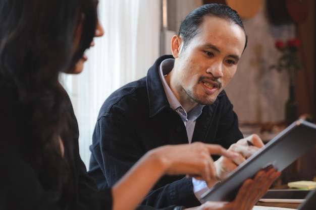 Professionelles Geschäftskollegen-Partner-Teamwork-Treffen und Gespräche mit freiberuflicher Teamarbeits-Job-Kommunikation von Geschäftsmann und Geschäftsfrau werden gemeinsam im Coworking-Space-Büro diskutiert