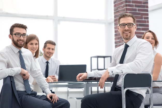 Professionelles Geschäftsteam, das am Deskphoto mit Kopienraum sitzt