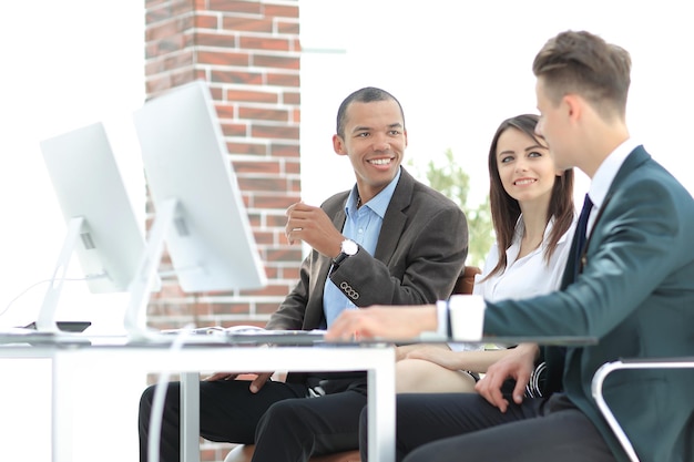 Professionelles Geschäftsteam, das bei Besprechungen im Büro arbeitet