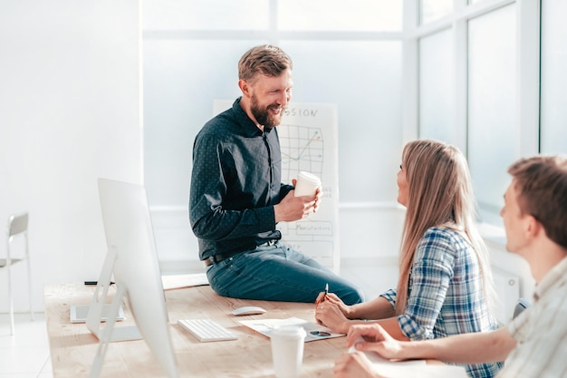 Professionelles Geschäftsteam, das neue Ideen diskutiert. das Konzept der Teamarbeit