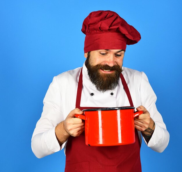 Professionelles Kochkonzept Chef mit roter Kasserolle oder Topf