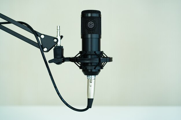 Professionelles kondensatormikrofon auf einem mikrofonhalter hautnah mit exemplar. live-podcast- und streaming-konzept zu hause.