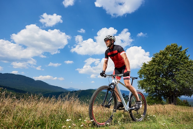 Professionelles männliches Biker-Fahrrad auf Spur