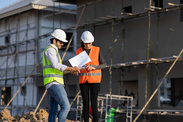 Professionelles Maschinenbauteam Team Arbeiten auf der Baustelle